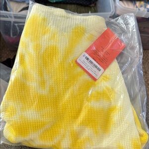 ⭐️ LA DETRESSE The Tower Electric  Lemonade Pullover Yellow NWT XS